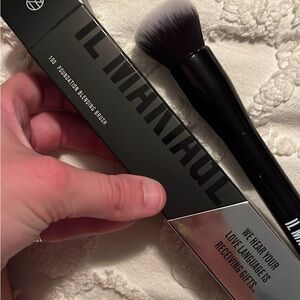 IL MAKIAGE Foundation Blending Brush - Black and Silver